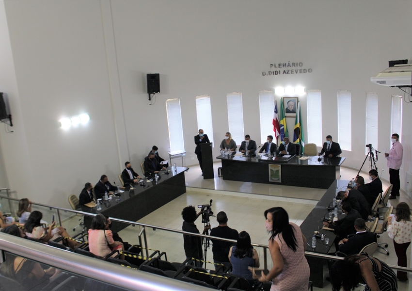 Prefeito, vice-prefeita e vereadores são empossados em Livramento