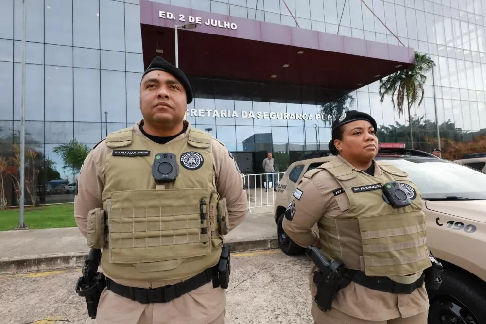 Câmeras corporais começam a ser implantadas nas fardas de agentes de segurança na Bahia