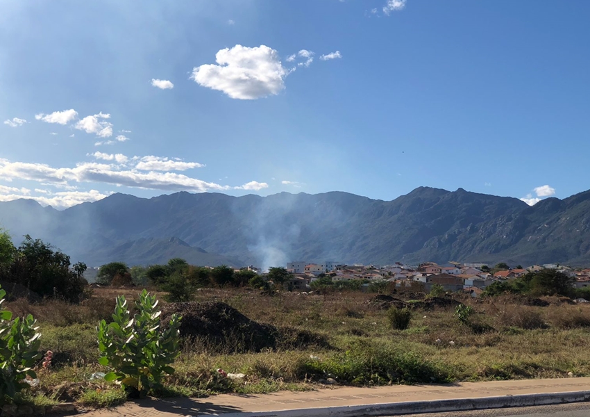 Queimadas em terrenos no Centro de Livramento; População sofre com efeitos do ato irresponsável