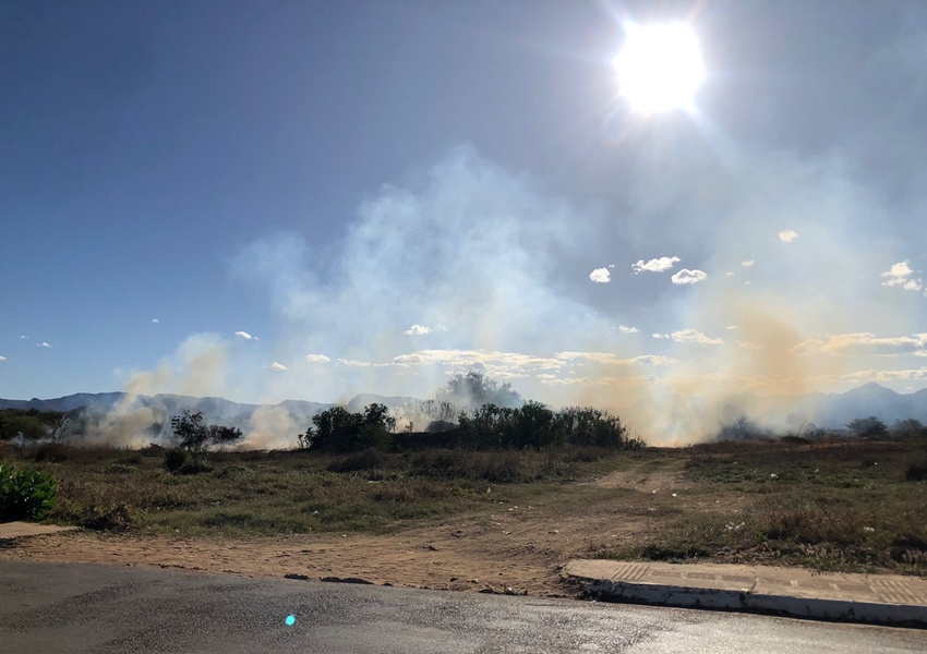 Queimadas em terrenos no Centro de Livramento; População sofre com efeitos do ato irresponsável