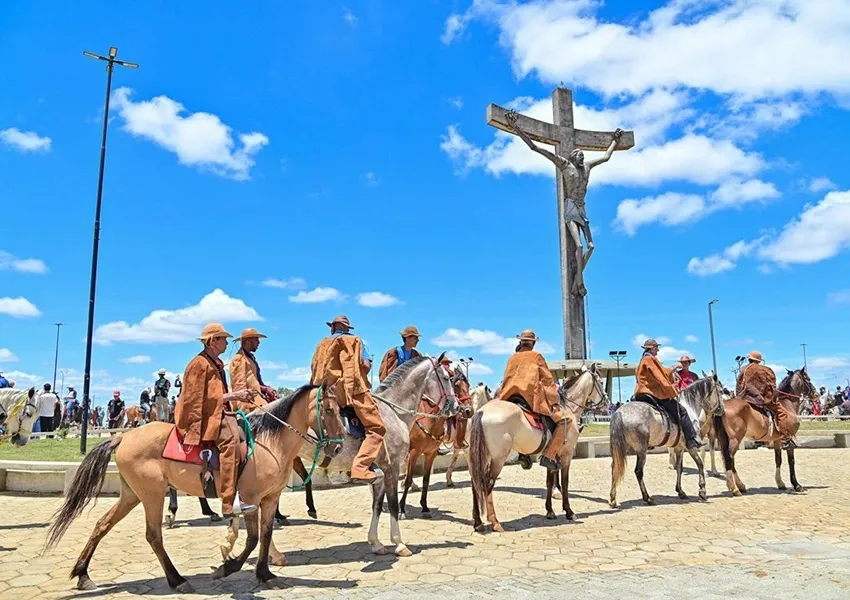 Primeira Missa do Vaqueiro celebra fé e tradição em Vitória da Conquista