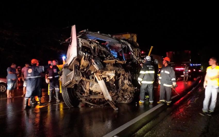 Motorista de caminhão fica preso nas ferragens e morre em batida com carreta 