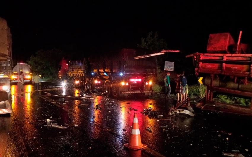 Motorista de caminhão fica preso nas ferragens e morre em batida com carreta 