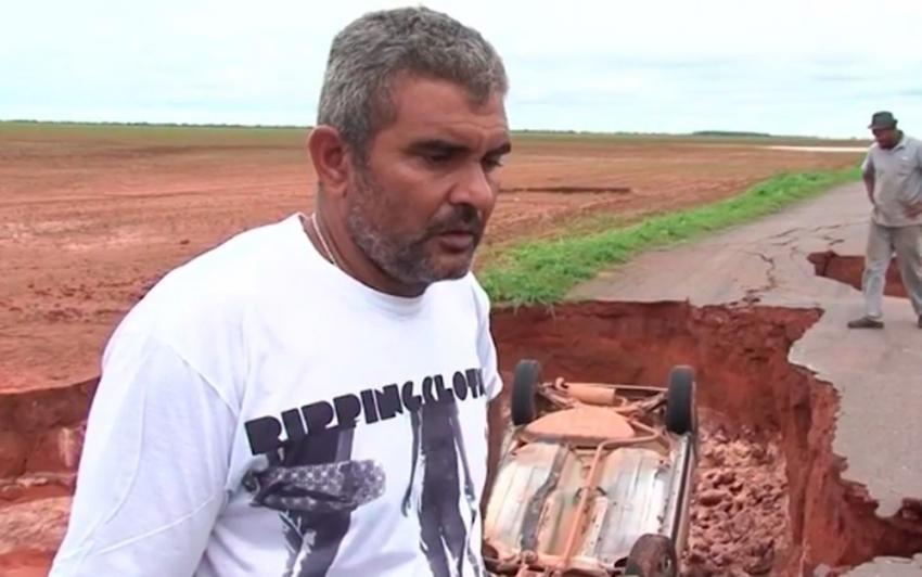 Carro é engolido por cratera no oeste da Bahia