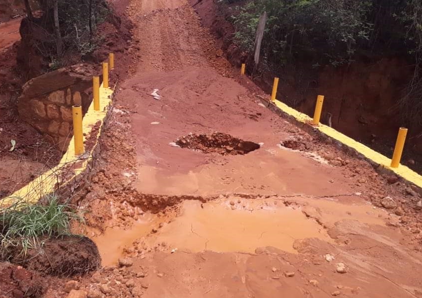 Recém construída, ponte que liga Livramento a Caetité cede após as chuvas 