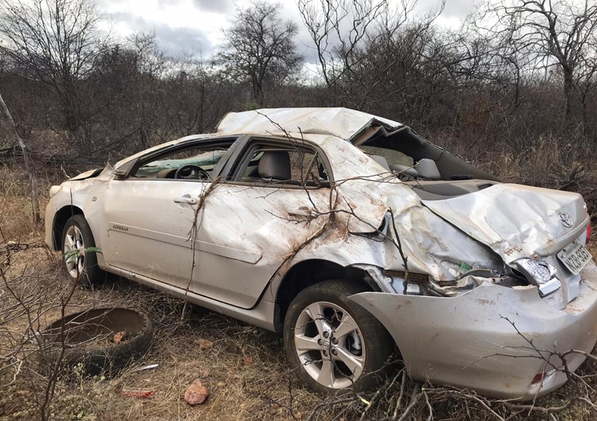 Carro capota após pneu traseiro estourar na BA-148, em Dom Basílio