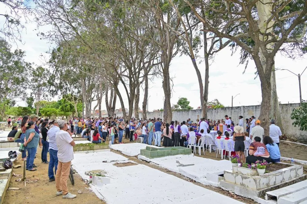 Dia de Finados reúne milhares de visitantes nos cemitérios de Vitória da Conquista