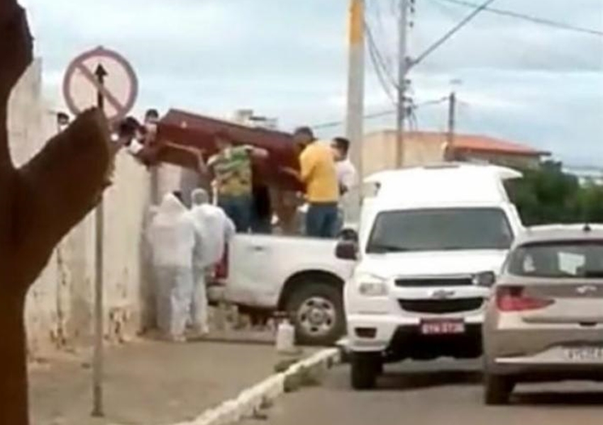 Corpo de mulher obesa é levado por cima de muro de cemitério