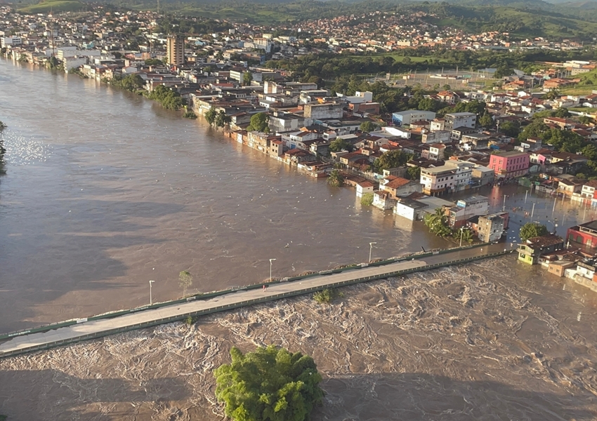 Governador em exercício e governador diplomado visitam áreas alagadas pela chuva