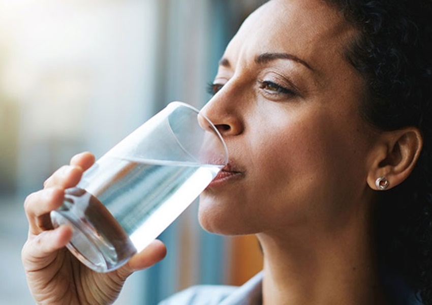 Beber água retarda o envelhecimento e previne doenças, diz estudo