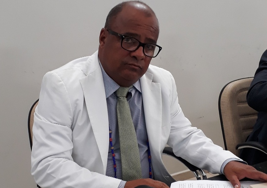 Para combater a Embasa, vereador desafia até o diabo