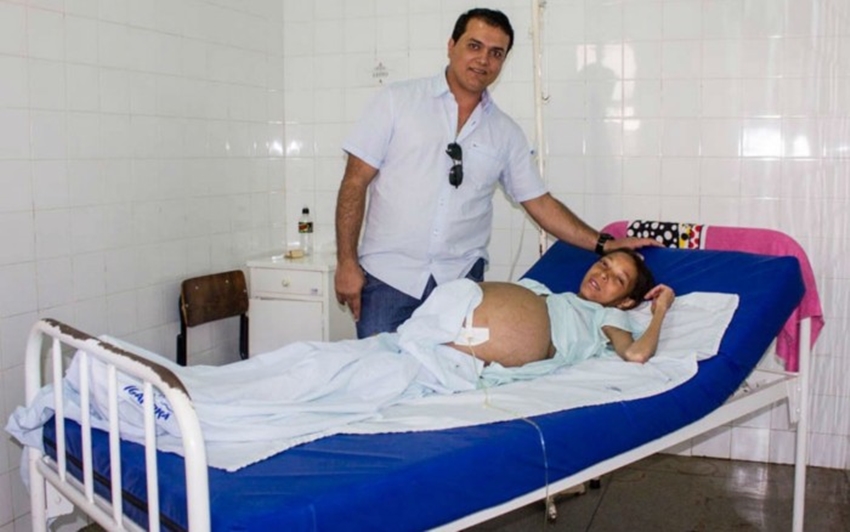 Jovem com barriga gigante é transferida para hospital de Salvador e tem quadro de saúde estável