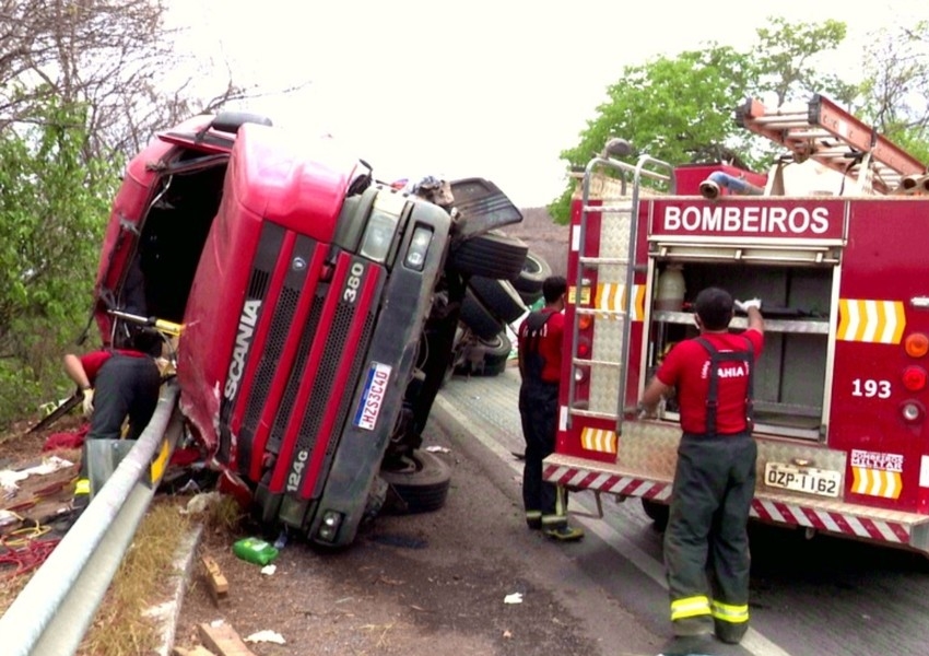 Duas pessoas ficam feridas após carreta tombar na BR-242, no oeste da Bahia