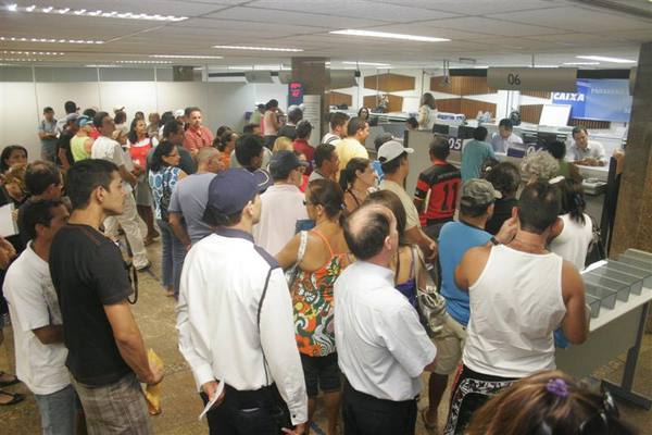 Caixa vai abrir 2 horas antes em três dias para saques do FGTS inativo