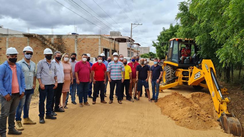 Livramento: Deputado Marquinho Viana visita obras de implantação do sistema de água em Iguatemi