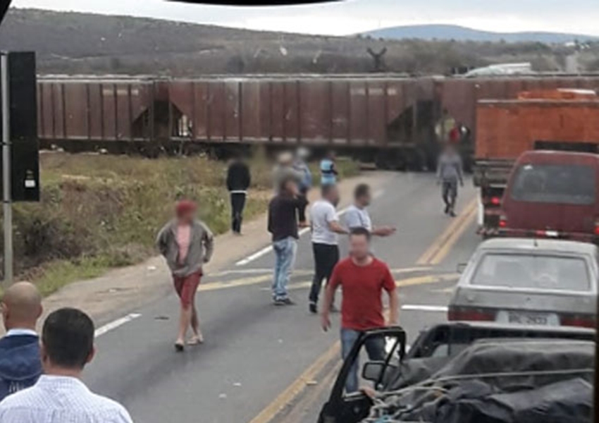 Trem atinge carreta na passagem da linha férrea na BR-030