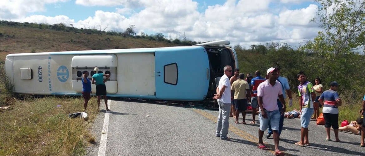 Ônibus que saiu de Itaberaba tomba na região de Piritiba e deixa 4 mortos na BA-421