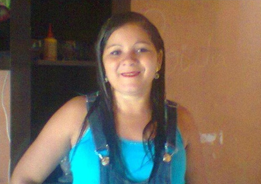 Mulher morre após ser esfaqueada; suspeito do crime, ex é procurado