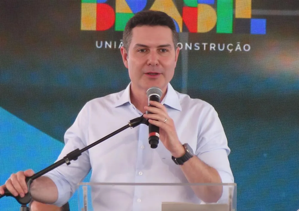 Ministro das Cidades destaca avanços do Minha Casa Minha Vida e obras de saneamento em Paramirim