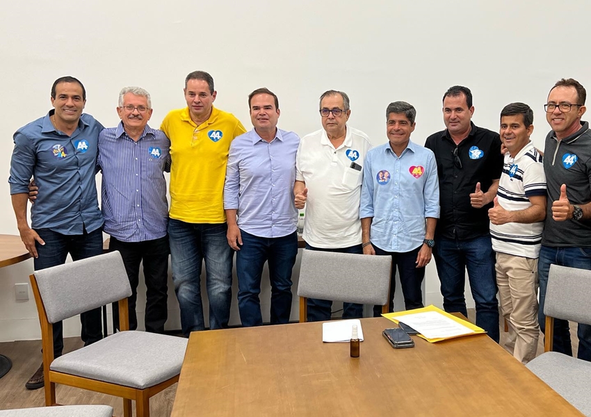 Artigo: Carlão novamente abandona base governista de Rui Costa para aderir à candidatura de ACM Neto