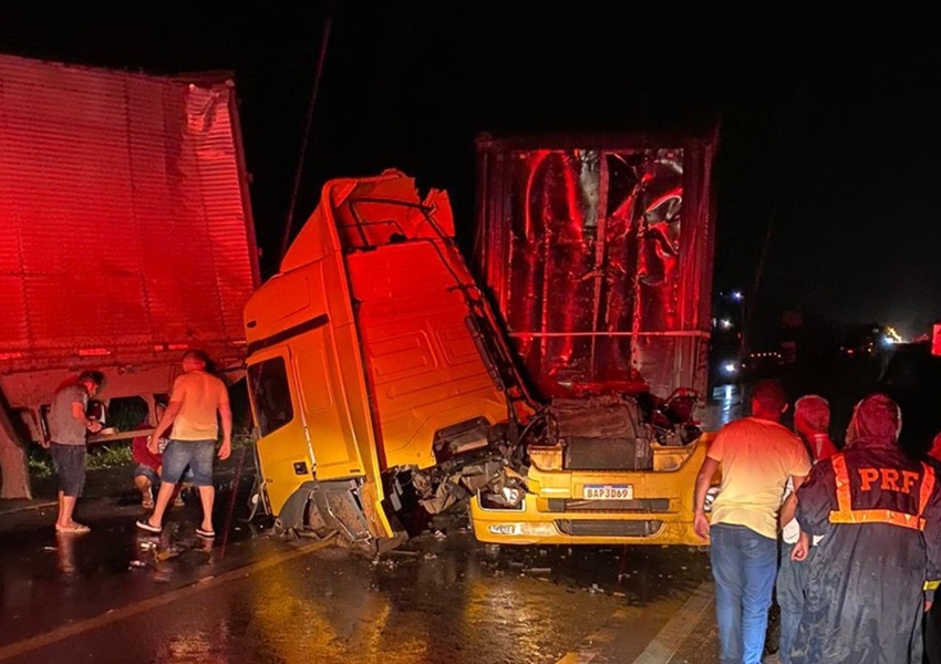 Conquista: Cabine de carreta se solta após batida na BR-116