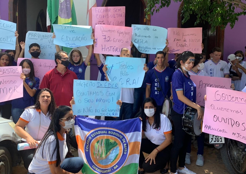 Jussiape: Estudantes e educadores protestam contra fechamento de colégio em Caraguataí