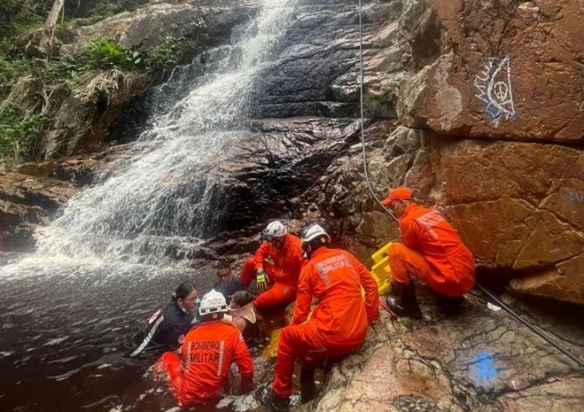 Adolescentes são resgatados após caírem de altura de 10 metros em cachoeira na Bahia