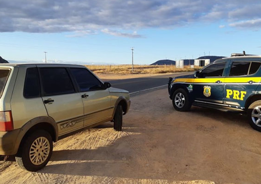 Fiat Uno Mille roubado há quase 4 anos é recuperado pela PRF na BR 030 em Guanambi (BA)