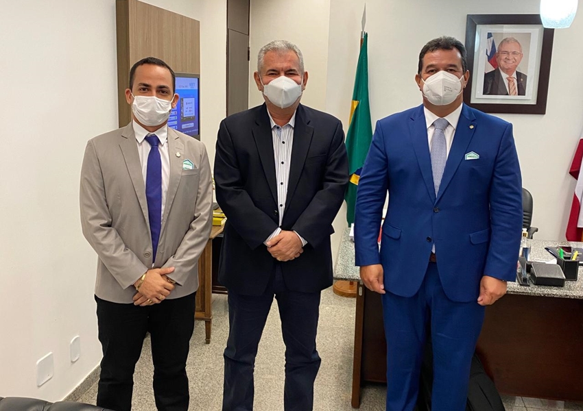 Prefeito de Ituaçu Phellipe Brito se reúne com Senador Ângelo Coronel em Brasília