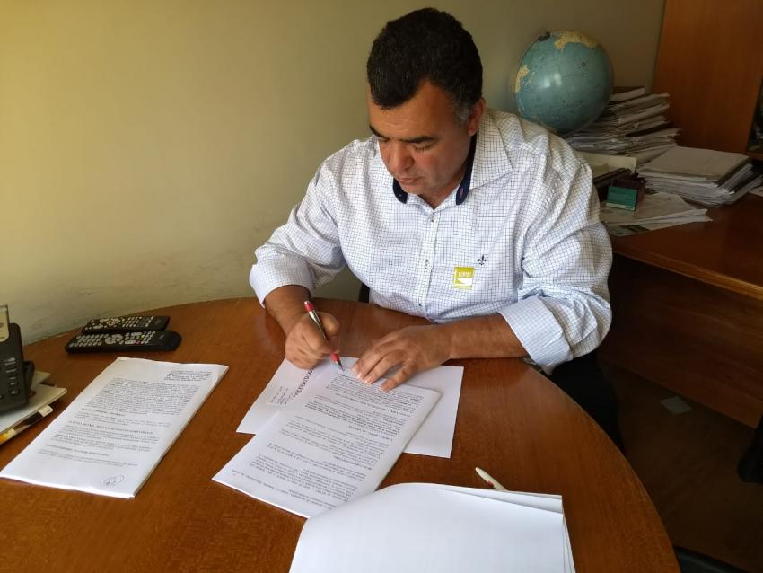 Prefeito de Livramento Ricardinho Ribeiro assina contrato para adquirir usina móvel de asfalto
