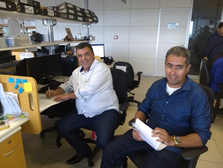 Prefeito de Livramento Ricardinho Ribeiro assina contrato para adquirir usina móvel de asfalto