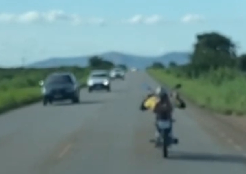 Motociclista é flagrado pilotando deitado sobre moto entre Livramento e Dom Basílio; veja o vídeo
