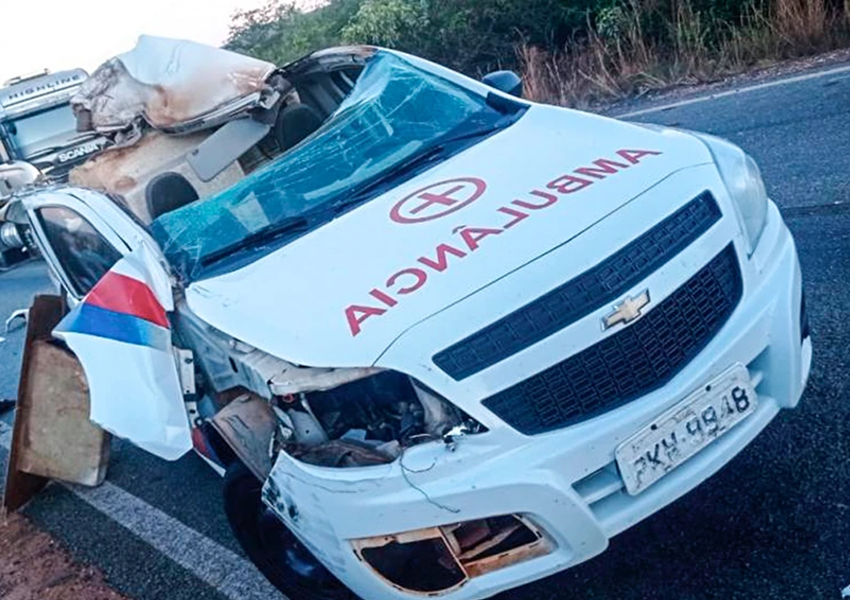  Colisão entre ambulância e caminhão deixa duas mulheres feridas na BR-430 em Igaporã
