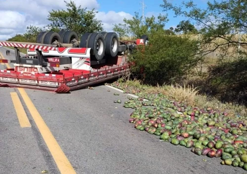 Caminhão carregado com mangas tomba na Rodovia BR-030 em Brumado