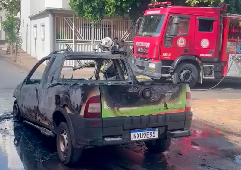 Veículo é destruído por incêndio no centro de Guanambi