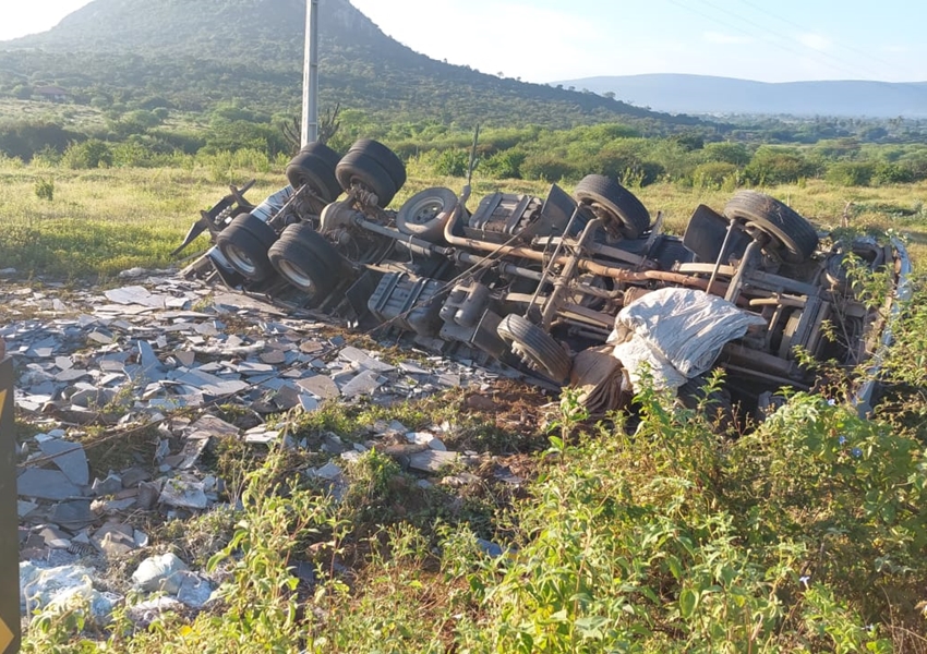 Livramento: Caminhão que transportava mármore tomba em curva da BA-152 e deixa uma pessoa morta
