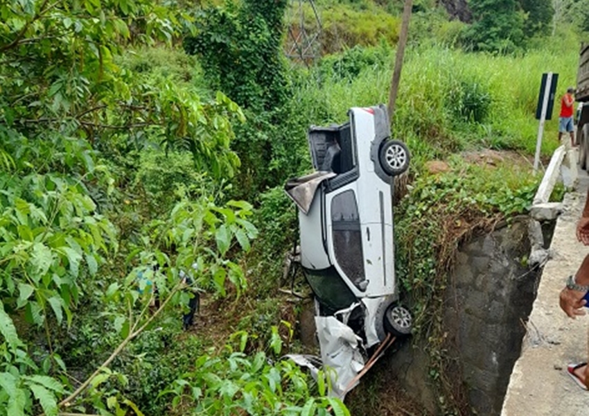 Carro despenca de ponte sobre rio na BR-330 em Jitaúna