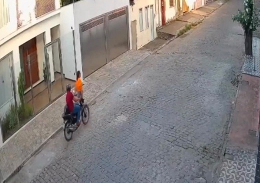 Assalto em plena luz do dia: mulher tem bolsa roubada em Jequié