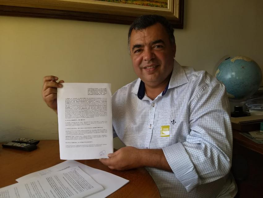 Prefeito de Livramento Ricardinho Ribeiro assina contrato para adquirir usina móvel de asfalto