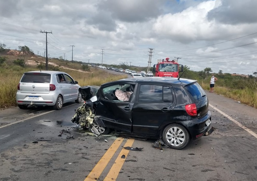 Mãe e filho natural de Poções morrem em batida entre dois carros em Camaçari