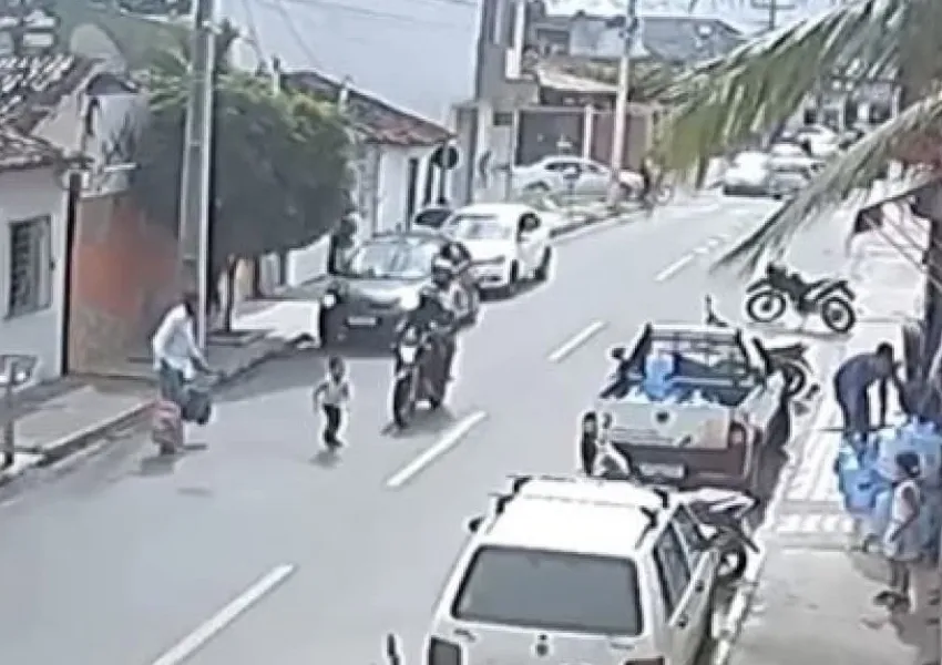 Criança é atropelada por moto ao atravessar rua perto de escola em Jequié