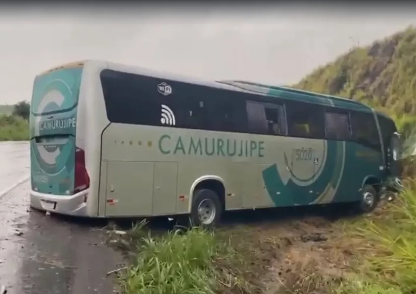Ônibus bate em barranco após ser atingido por caminhão e deixa quatro pessoas feridas