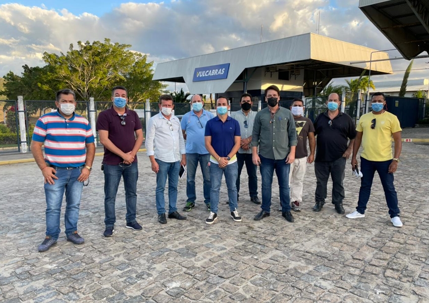 Prefeito de Ituaçu Phellipe Brito visita fábrica de calçados em Itapetinga