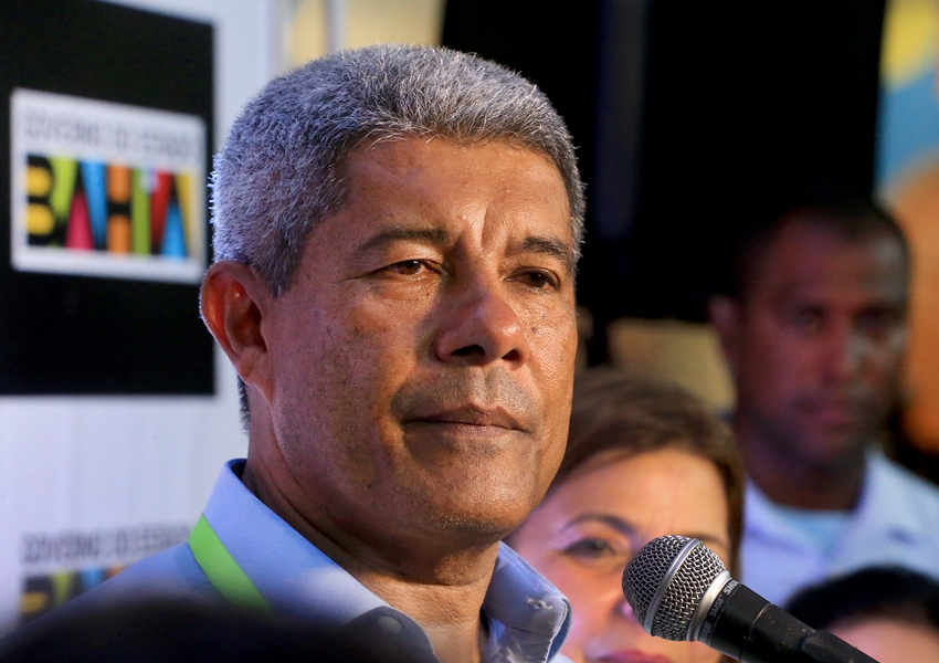 Jerônimo Rodrigues anuncia concessão de cerca de duas mil licenças-prêmios a profissionais da Educação