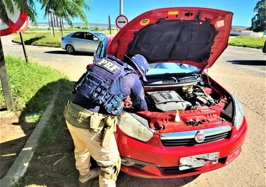 PRF recupera carro roubado ‘rodando’ com placas clonadas em Vitória da Conquista
