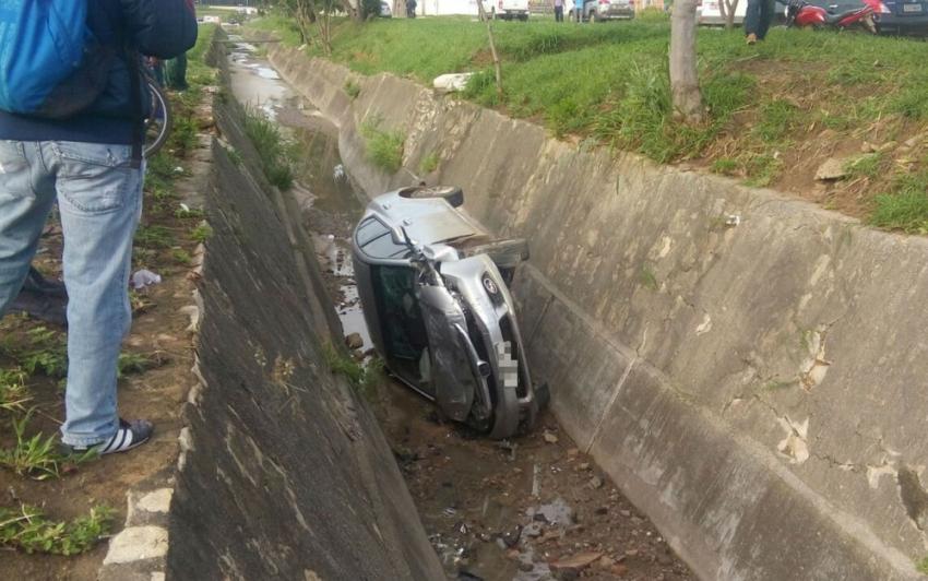 Motorista se distrai, perde controle do veículo e cai em vala na cidade de Vitória da Conquista