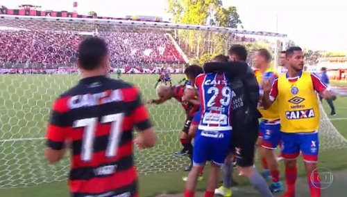 Ba-Vi é marcado por violência e expulsões; jogo foi encerrado aos 34 minutos do 2º tempo