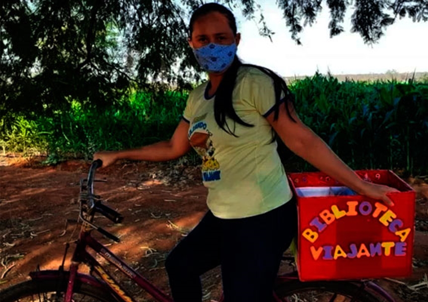Professora leva educação a estudantes da zona rural a bordo de uma bicicleta