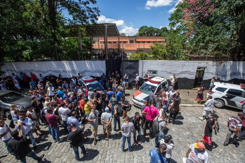 Dupla ataca escola em Suzano, mata oito pessoas e se suicida