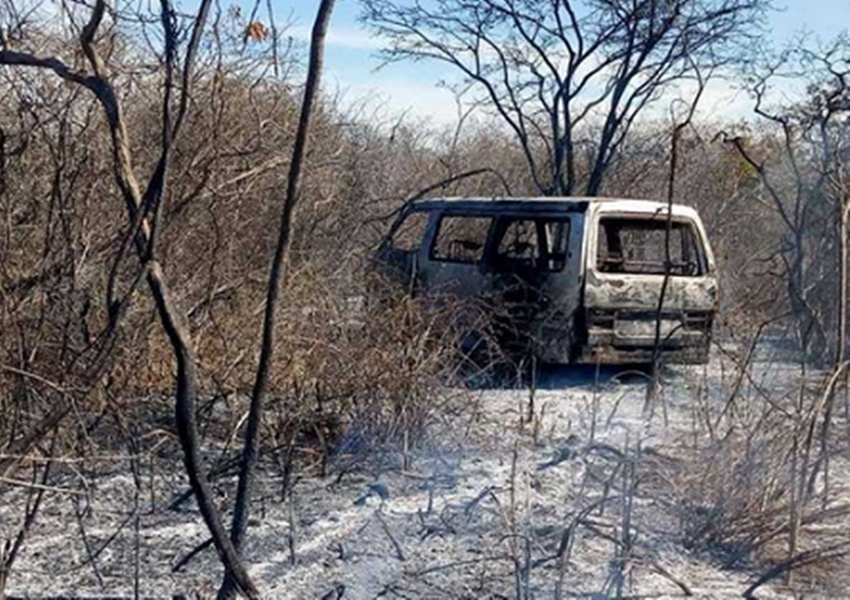 Van conduzida por vice-prefeito é tomada de assalto, passageiros são saqueados e veículo incendiado